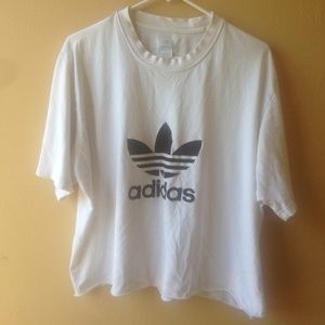 Adidas tee with 3D velvety logo